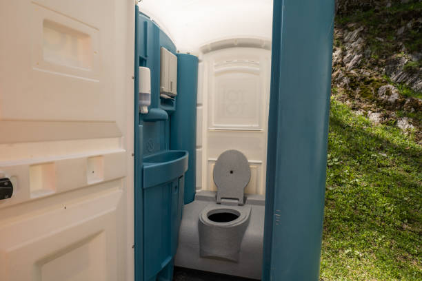 Porta potty delivery and setup in Dellwood, MO